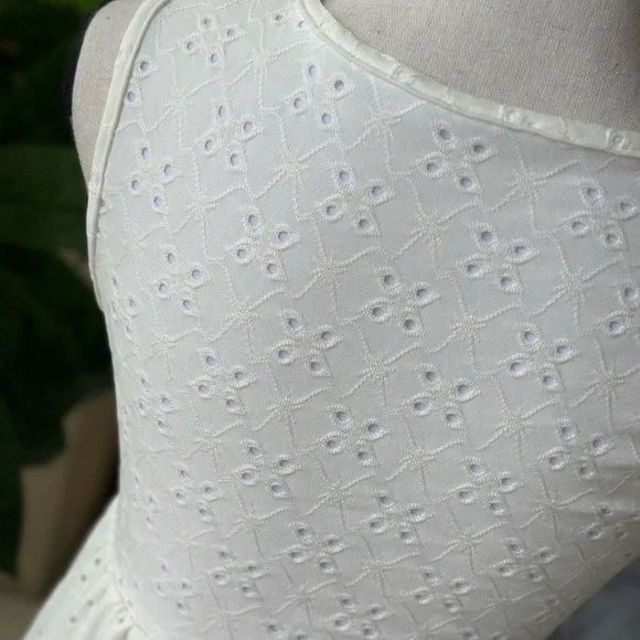 Elegant Milky White Sleeveless Dress - Picture 3 of 5